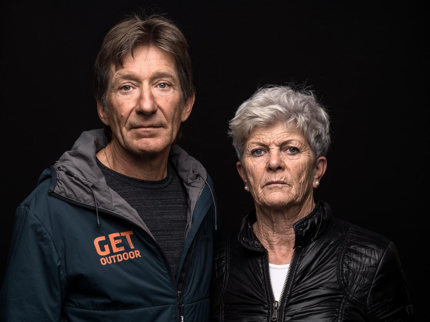 "An die Versprechen der Politik haben wir uns geklammert wie an Strohhalme" Michel und Béatrice Laurent, beide 68, aus Schwanden in der Schweiz. Im August 2023 machte ein Bergrutsch ihr Haus unbewohnbar. Etwa 30.000 Kubikmeter Schlamm und Geröll verschütteten oder beschädigten Häuser im Ort. Dank rechtzeitiger Evakuierungen gab es keine Verletzten. 46 Menschen verloren dauerhaft ihr Zuhause. Die Laurents haben nach mehreren Umzügen eine neue, dauerhafte Bleibe in der Nähe gefunden. Nach ihrer Wahrnehmung hat die widersprüchliche Kommunikation der Politik den Leidtragenden des Unglücks in den Monaten danach das Leben zusätzlich erschwert