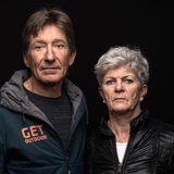 Michel und Béatrice Laurent, beide 68, aus Schwanden in der Schweiz. Im August 2023 machte ein Bergrutsch ihr Haus unbewohnbar. Etwa 30.000 Kubikmeter Schlamm und Geröll verschütteten oder beschädigten Häuser im Ort. Dank rechtzeitiger Evakuierungen gab es keine Verletzten. 46 Menschen verloren dauerhaft ihr Zuhause. Die Laurents haben nach mehreren Umzügen eine neue, dauerhafte Bleibe in der Nähe gefunden. Nach ihrer Wahrnehmung hat die widersprüchliche Kommunikation der Politik den Leidtragenden des Unglücks in den Monaten danach das Leben zusätzlich erschwert