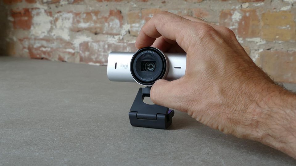 Webcam im Test Eine Webcam steht auf einem Schreibtisch