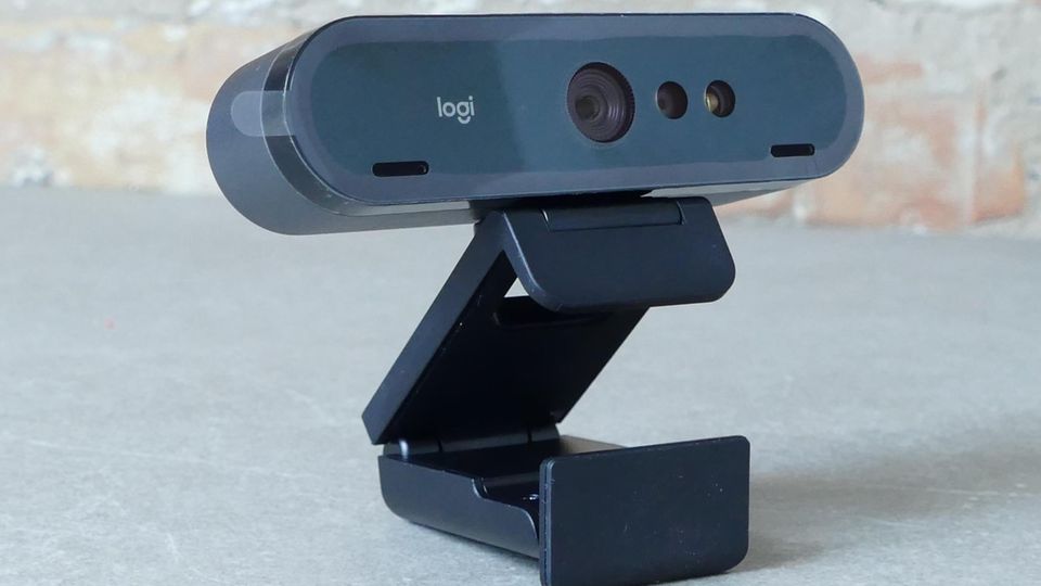 Webcam im Test Eine Webcam steht auf einem Schreibtisch