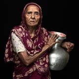 Fatema Begum, 60, Witwe aus dem Slum von Notun Bazar am Rand der Großstadt Khulna im Süden von Bangladesch. In der Region verlieren Jahr für Jahr zahllose Familien ihre Felder und Häuser durch Stürme und darauf folgende Überschwemmungen. Viele müssen ihre Heimat verlassen und ziehen in die Slums der großen Städte. Dort leben sie meist ohne Zugang zu sauberem Wasser, Strom oder ein stabiles Einkommen. Der Klimawandel zwingt sie, unter sehr schwierigen Bedingungen ganz von vorne zu beginnen