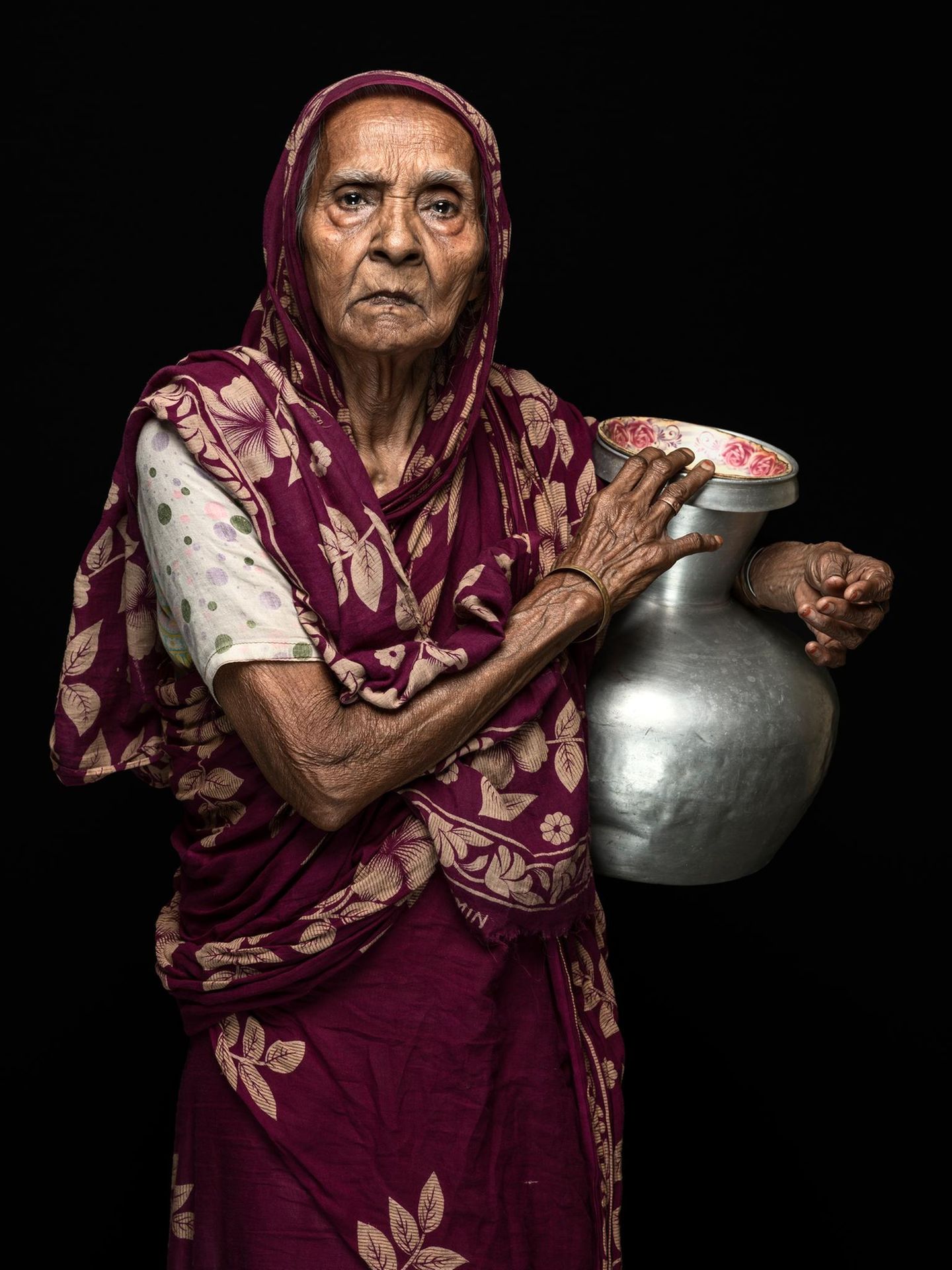 "Die Miete für das Zimmer im Slum kann ich kaum bezahlen" Fatema Begum, 60, Witwe aus dem Slum von Notun Bazar am Rand der Großstadt Khulna im Süden von Bangladesch. In der Region verlieren Jahr für Jahr zahllose Familien ihre Felder und Häuser durch Stürme und darauf folgende Überschwemmungen. Viele müssen ihre Heimat verlassen und ziehen in die Slums der großen Städte. Dort leben sie meist ohne Zugang zu sauberem Wasser, Strom oder ein stabiles Einkommen. Der Klimawandel zwingt sie, unter sehr schwierigen Bedingungen ganz von vorne zu beginnen