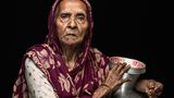 Fatema Begum, 60, Witwe aus dem Slum von Notun Bazar am Rand der Großstadt Khulna im Süden von Bangladesch. In der Region verlieren Jahr für Jahr zahllose Familien ihre Felder und Häuser durch Stürme und darauf folgende Überschwemmungen. Viele müssen ihre Heimat verlassen und ziehen in die Slums der großen Städte. Dort leben sie meist ohne Zugang zu sauberem Wasser, Strom oder ein stabiles Einkommen. Der Klimawandel zwingt sie, unter sehr schwierigen Bedingungen ganz von vorne zu beginnen