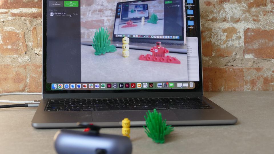 Webcam im Test Eine Webcam ist an einem Laptop angeschlossen und filmt Objekte
