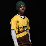 Ali Omar Kuyo, 19, lebt in einem Lager für Binnenvertriebene im Süden Kenias. Dort trat Ende März 2024 der Tana Fluss nach ungewöhnlich starken Regenfällen über die Ufer. 43.000 Menschen mussten wegen schwerer Überschwemmungen ihre Häuser verlassen, darunter seine Familie. Um seinen Schwestern weiterhin den Schulbesuch zu ermöglichen, gab der 19-Jährige die Schule auf. Er versucht nun, Geld für die Familie zu verdienen