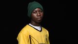 Ali Omar Kuyo, 19, lebt in einem Lager für Binnenvertriebene im Süden Kenias. Dort trat Ende März 2024 der Tana Fluss nach ungewöhnlich starken Regenfällen über die Ufer. 43.000 Menschen mussten wegen schwerer Überschwemmungen ihre Häuser verlassen, darunter seine Familie. Um seinen Schwestern weiterhin den Schulbesuch zu ermöglichen, gab der 19-Jährige die Schule auf. Er versucht nun, Geld für die Familie zu verdienen