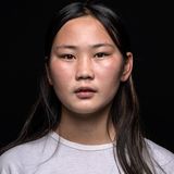 Anartsetseg Erdenebileg, 13, Schülerin aus der Stadt Baruun-Urt im Osten der Mongolei, ist als Tochter von Vieh-Hirten auf der Steppe aufgewachsen. Doch immer trockenere Sommer und strengere Winter zwingen viele Mongolen, die traditionelle Lebensweise aufzugeben. So ging es auch der Familie der 13-Jährigen. Dzuds, extreme Kälteereignisse mit starkem Schneefall, teils über Monate, treten immer häufiger auf. Dabei erfrieren oder verhungern hunderttausende Weidetiere, ganze Herden gehen verloren   