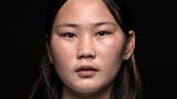 Anartsetseg Erdenebileg, 13, Schülerin aus der Stadt Baruun-Urt im Osten der Mongolei, ist als Tochter von Vieh-Hirten auf der Steppe aufgewachsen. Doch immer trockenere Sommer und strengere Winter zwingen viele Mongolen, die traditionelle Lebensweise aufzugeben. So ging es auch der Familie der 13-Jährigen. Dzuds, extreme Kälteereignisse mit starkem Schneefall, teils über Monate, treten immer häufiger auf. Dabei erfrieren oder verhungern hunderttausende Weidetiere, ganze Herden gehen verloren   