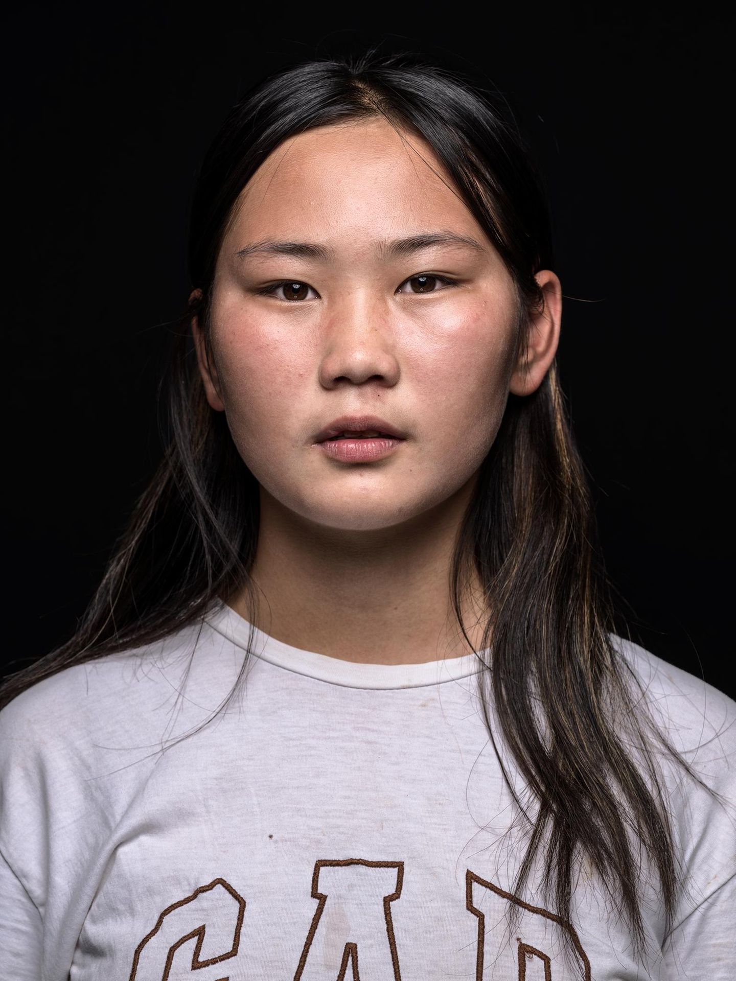 Anartsetseg Erdenebileg, 13, Schülerin aus der Stadt Baruun-Urt im Osten der Mongolei, ist als Tochter von Vieh-Hirten auf der Steppe aufgewachsen. Doch immer trockenere Sommer und strengere Winter zwingen viele Mongolen, die traditionelle Lebensweise aufzugeben. So ging es auch der Familie der 13-Jährigen. Dzuds, extreme Kälteereignisse mit starkem Schneefall, teils über Monate, treten immer häufiger auf. Dabei erfrieren oder verhungern hunderttausende Weidetiere, ganze Herden gehen verloren   