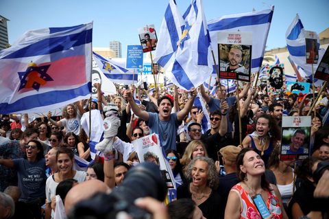 Geiselplatz in Tel Aviv: Voller Emotionen. Für Donald Trump und die Geiseln
