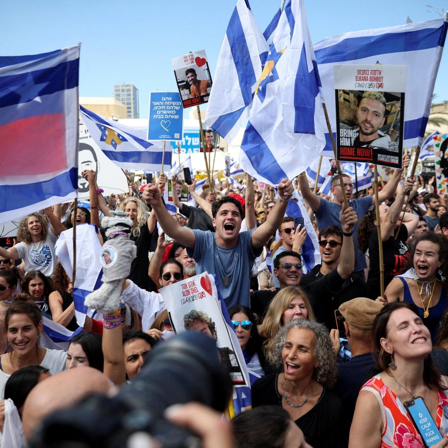 Geiselplatz in Tel Aviv: Voller Emotionen. Für Donald Trump und die Geiseln