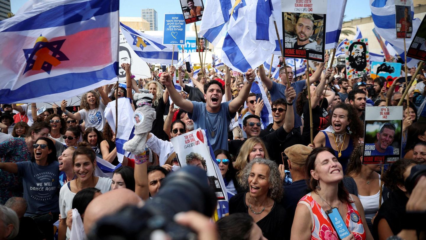 Geiselplatz in Tel Aviv: Voller Emotionen. Für Donald Trump und die Geiseln