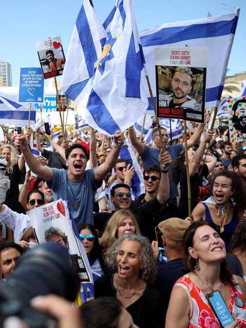 Geiselplatz in Tel Aviv: Voller Emotionen. Für Donald Trump und die Geiseln