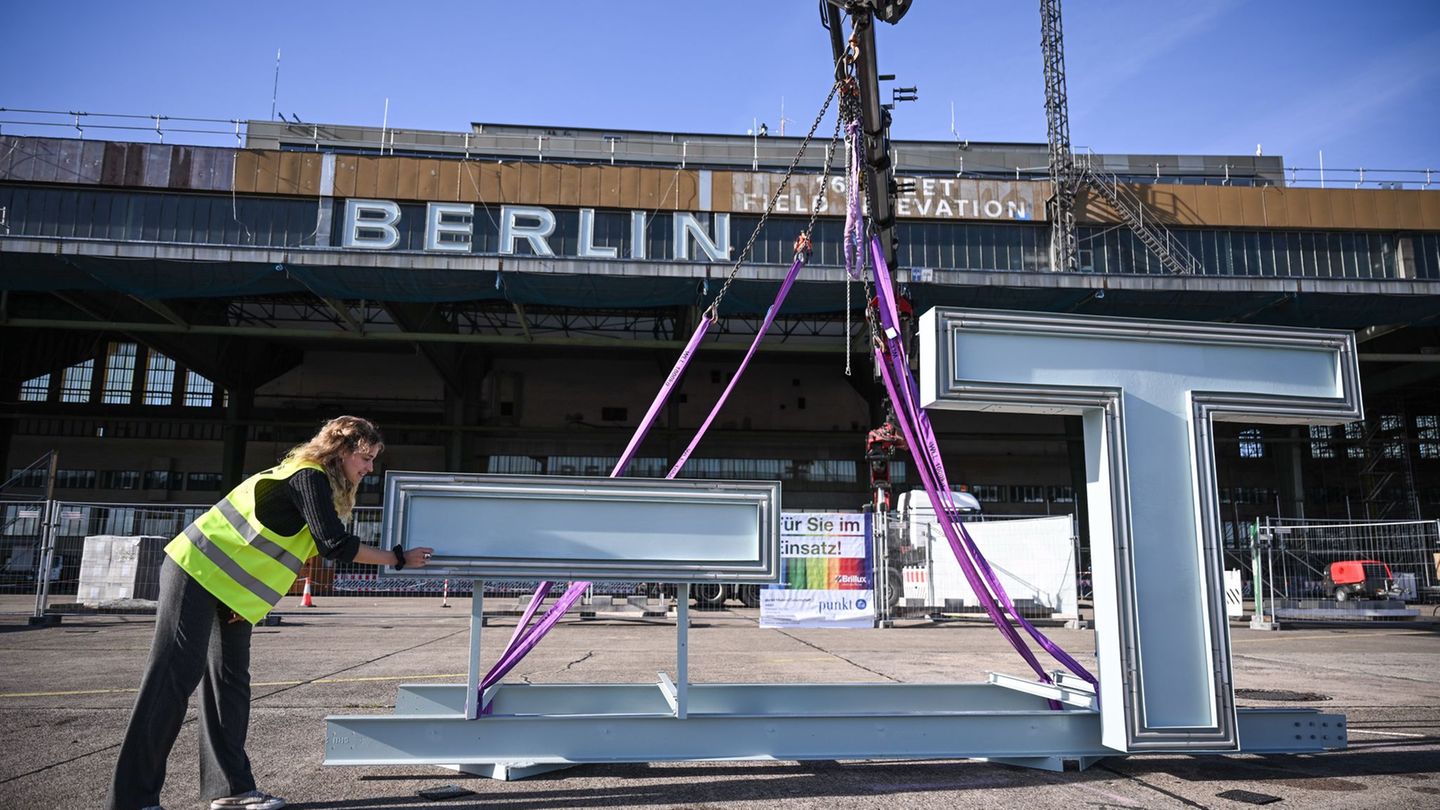 Bis zum Wochenende sollen die Buchstaben wieder auf dem Tempelhofer Feld leuchten. Foto: Britta Pedersen/dpa