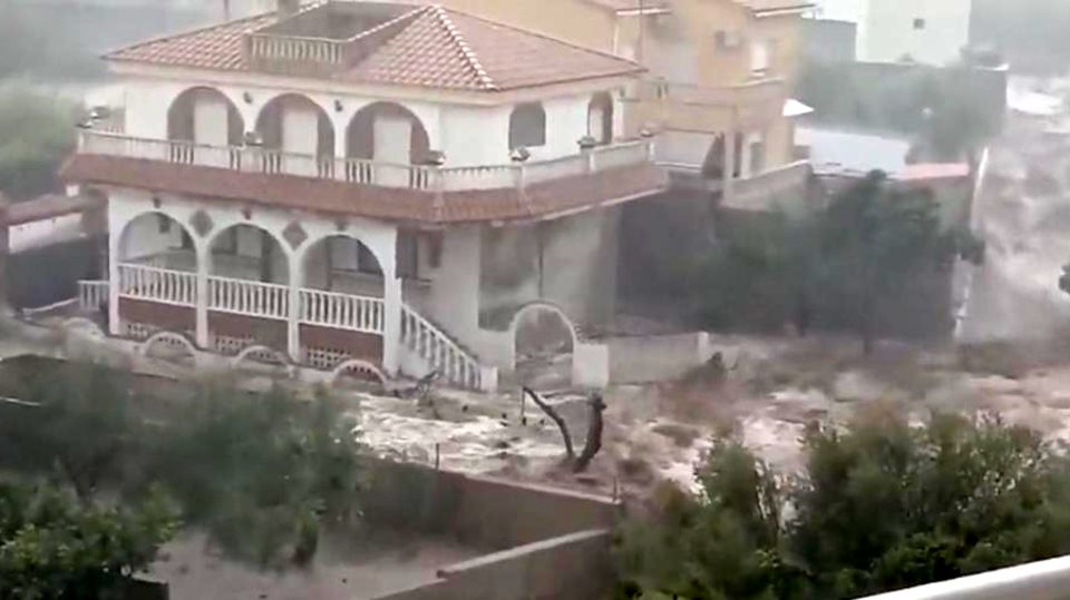 Unwetter "Alice“ sorgt für Chaos: Spanien erlebt sintflutartige Regenfälle Ein Haus wird überschwemmt.