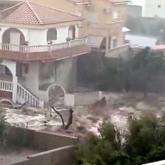 Ein Haus wird überschwemmt.