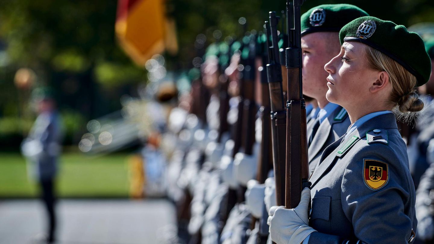 Soldaten der Bundeswehr präsentieren das Gewehr. Die Frage der Wehrpflicht ist umstritten