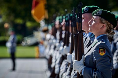 Soldaten der Bundeswehr präsentieren das Gewehr. Die Frage der Wehrpflicht ist umstritten