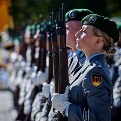 Soldaten der Bundeswehr präsentieren das Gewehr. Die Frage der Wehrpflicht ist umstritten
