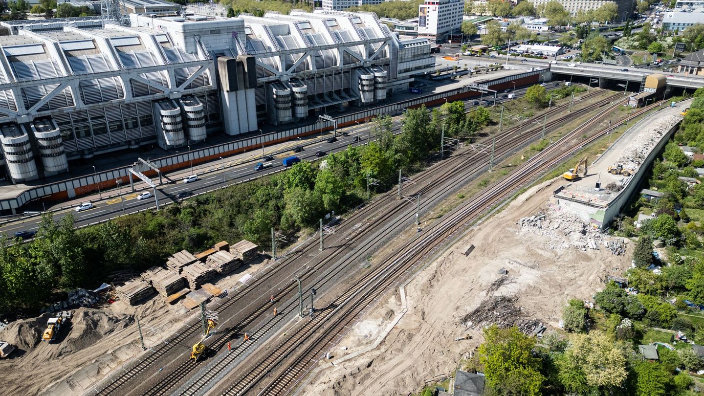 Die Bauarbeiten an der neuen Ringbahnbrücke starten am 20. Oktober. (Archivbild) Foto: Hannes P Albert/dpa