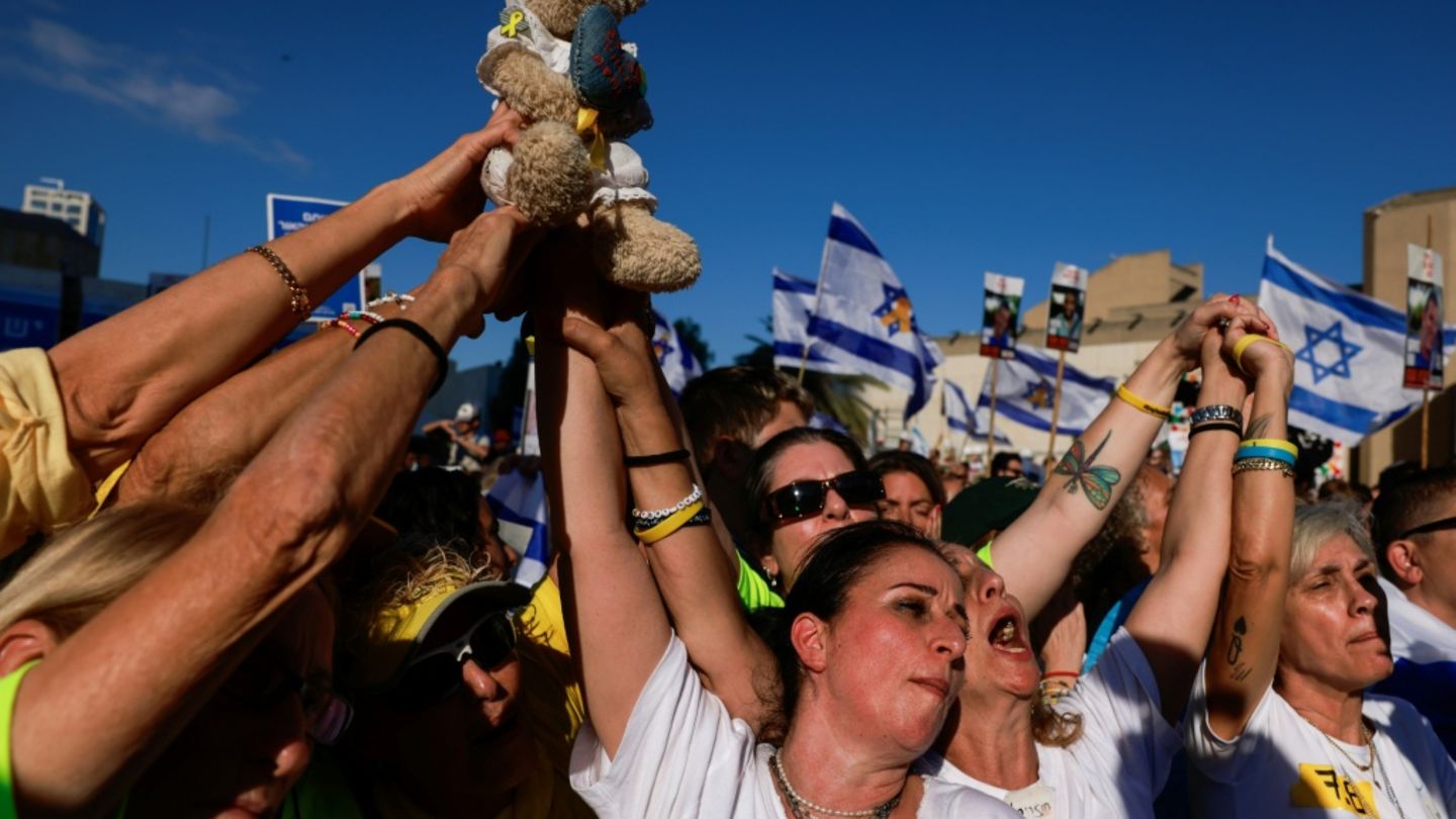 Menschen auf dem Platz der Geiseln in Tel Aviv