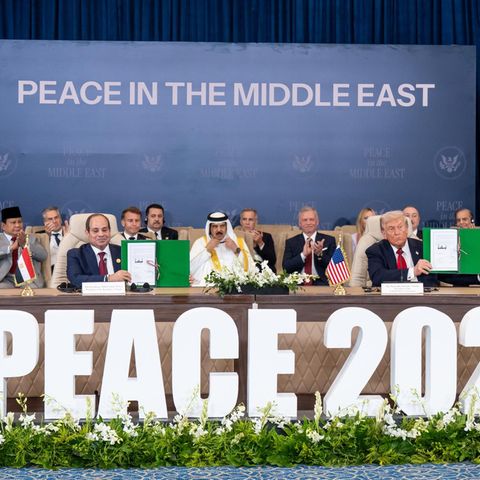 Abdell-Fattah al Sisi (l.) und Donald Trump (r.) halten eine Erklärung zum Gaza-Krieg beim Gaza-Gipfel