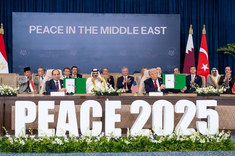 Abdell-Fattah al Sisi (l.) und Donald Trump (r.) halten eine Erklärung zum Gaza-Krieg beim Gaza-Gipfel