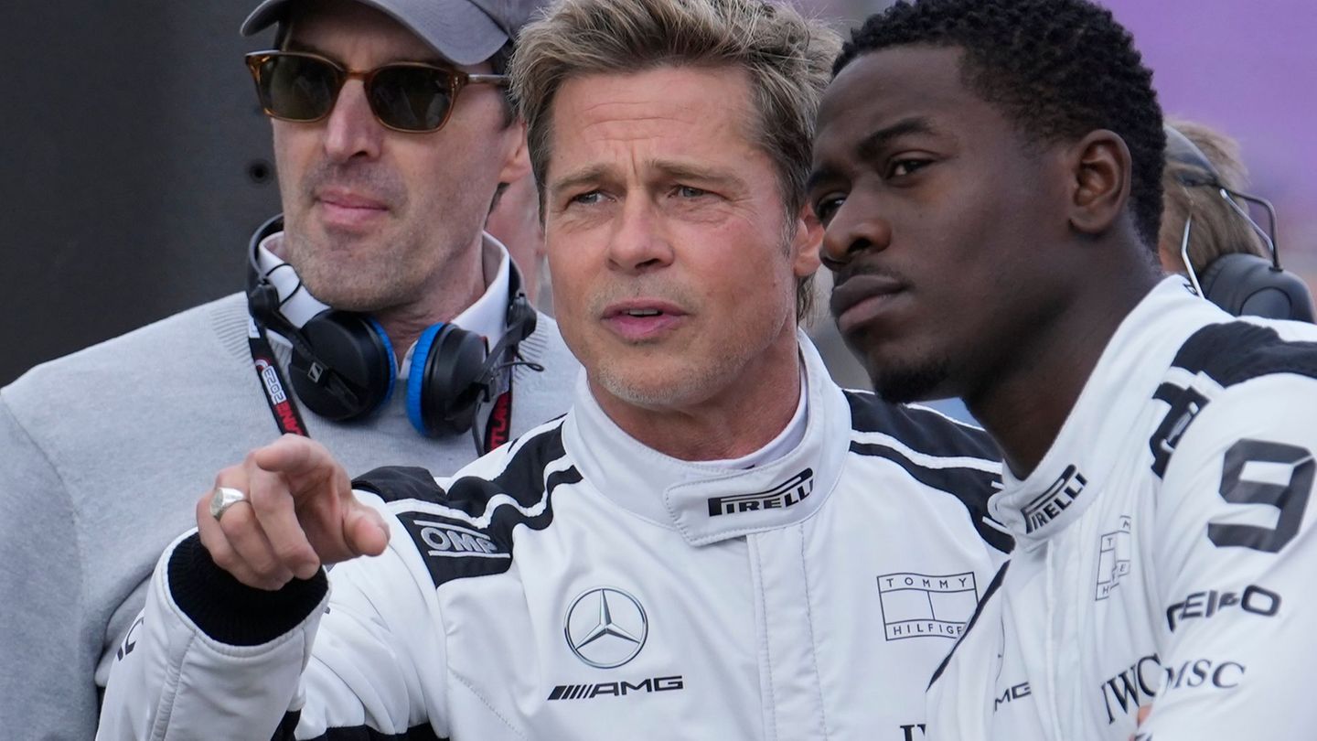 Bild von den Dreharbeiten im Sommer 2023 in Silverstone: Brad Pitt (Mitte) spricht mit Schauspielkollege Damson Idris (rechts).