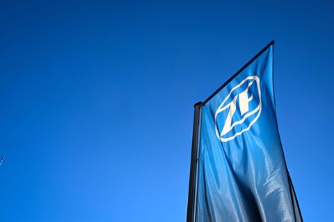 Mitglieder der IG Metall unterstützen den Sparkurs bei ZF-Antriebssparte. (Archivbild) Foto: Felix Kästle/dpa