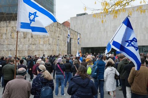 Hunderte Menschen feiern die Freilassung der Geiseln. Foto: Ehsan Monajati/dpa