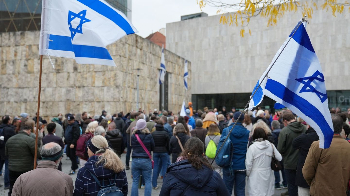 Hunderte Menschen feiern die Freilassung der Geiseln. Foto: Ehsan Monajati/dpa