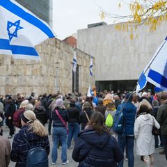 Hunderte Menschen feiern die Freilassung der Geiseln. Foto: Ehsan Monajati/dpa