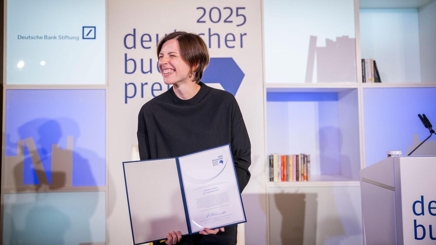 Die Schweizer Autorin Dorothee Elmiger freut sich über ihre Auszeichnung mit dem Deutschen Buchpreis