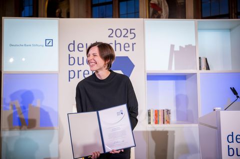 Die Schweizer Autorin Dorothee Elmiger freut sich über ihre Auszeichnung mit dem Deutschen Buchpreis