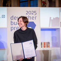 Die Schweizer Autorin Dorothee Elminger freut sich über ihre Auszeichnung mit dem Deutschen Buchpreis