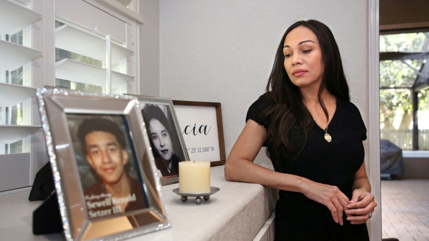 Megan Garcia mit einem Foto ihres verstorbenen Sohnes