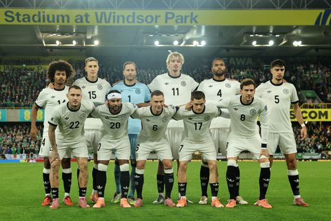 Die DFB-Elf stellt sich zum Team-Foto im Windsor Park. Foto: Christian Charisius/dpa