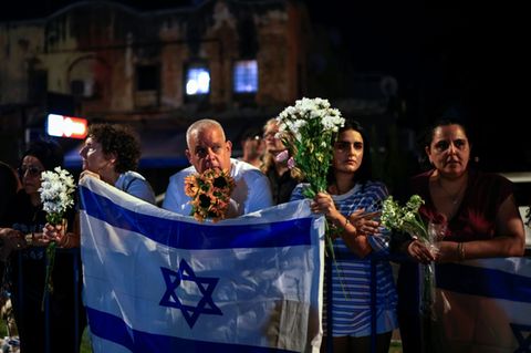 Israelis beim Eintreffen der Särge in Tel Aviv