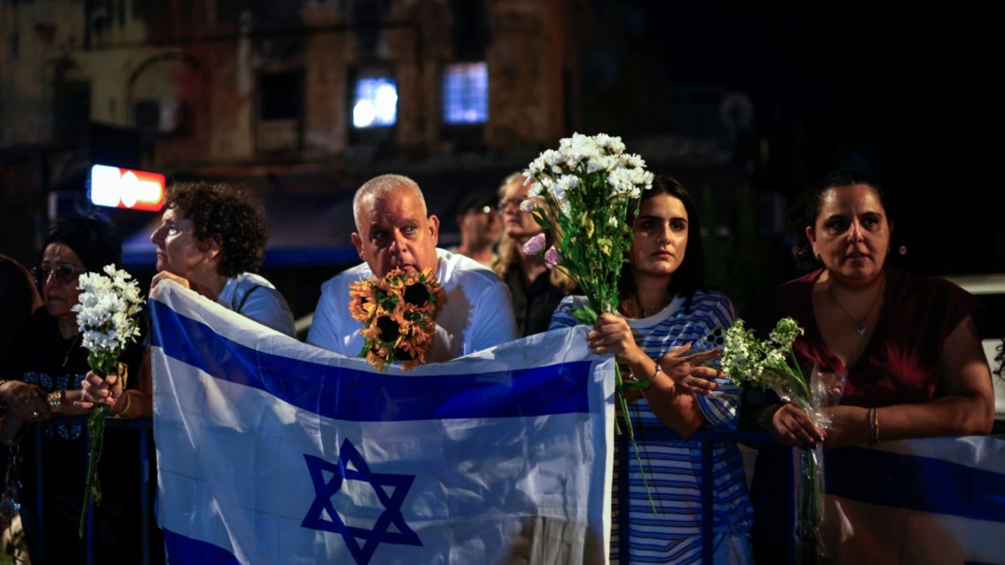 Israelis beim Eintreffen der Särge in Tel Aviv
