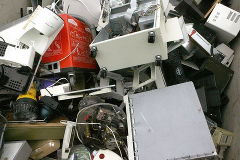 Alte Computer und sonstiger Elektroschrott liegen in einem Container zur Abfallentsorgung. (Illustration) Foto: Frank Mächler/dp