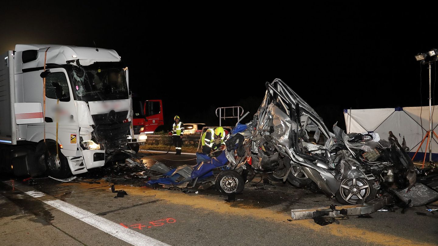 Der Autofahrer starb, die beiden Lkw-Fahrer wurden leicht verletzt. Foto: Süß/vifogra/dpa