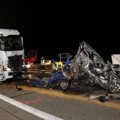 Der Autofahrer starb, die beiden Lkw-Fahrer wurden leicht verletzt. Foto: Süß/vifogra/dpa
