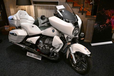 Papst Leo XIV. hatte das Motorrad im September in Rom in Empfang genommen. Foto: Felix Hörhager/dpa