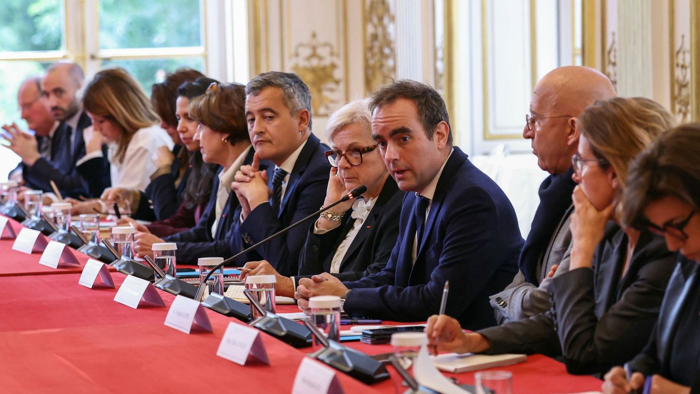 Domestic political crisis: France’s new government is fighting for austerity budget