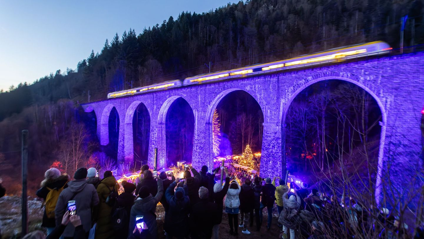 Standardtickets für den Weihnachtsmarkt in der Ravennaschlucht werden teurer. (Archivbild) Foto: Philipp von Ditfurth/dpa