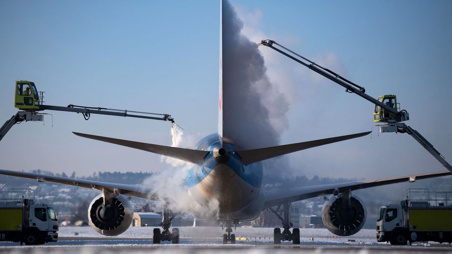 Die Südwest-Flughäfen haben im Winter eine Reihe von neuen Zielen im Angebot. (Archivbild) Foto: Marijan Murat/dpa
