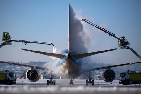 Die Südwest-Flughäfen haben im Winter eine Reihe von neuen Zielen im Angebot. (Archivbild) Foto: Marijan Murat/dpa