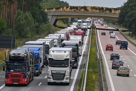 Lastwagenverkehr an der stark befahrenen A 12 bei Jacobsdorf. (Archivfoto) Foto: Patrick Pleul/dpa