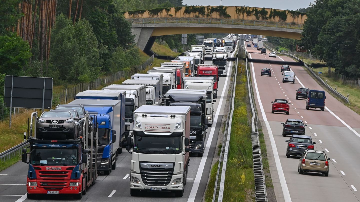 Lastwagenverkehr an der stark befahrenen A 12 bei Jacobsdorf. (Archivfoto) Foto: Patrick Pleul/dpa