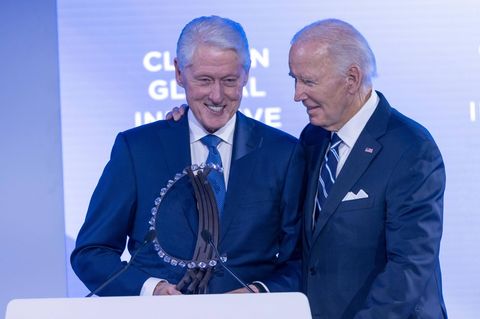 Beim Thema Donald Trump vergeht den beiden ehemaligen US-Präsidenten Bill Clinton und Joe Biden eigentlich das Lachen